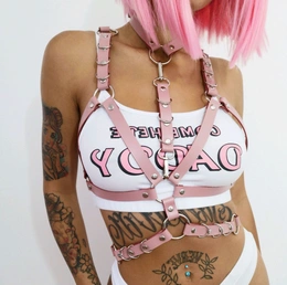 Portupea je ženska klasična od prave kože. Različite boje