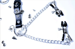 Ogrlica sa štipaljkama za bradavice od prave kože bdsm pribor