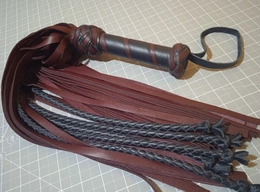 Pletenica: mačka-flogger