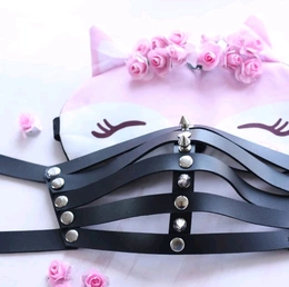 Kožna maska sa šiljcima za fotografisanje. Bdsm Maska. Maska geg. Vinil