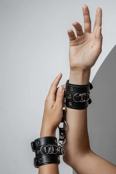 18 + kožne lisice za igre