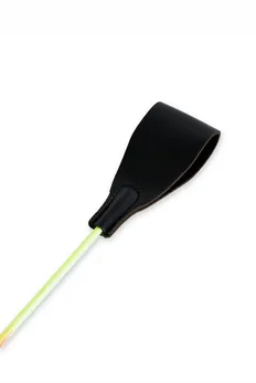 Stek je kratak sa obojenom šipkom i pravougaonim crnim vrhom