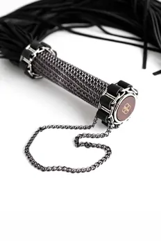 Crna pletenica od prave kože. Drška sa pletenim lancem - 75 cm.