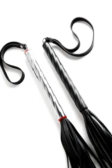 Mala crna pletenica od kože sa srebrnom uvijenom drškom - 58 cm.