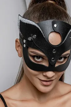 Maska mačka sa belim prskanjem na vrhovima ušiju