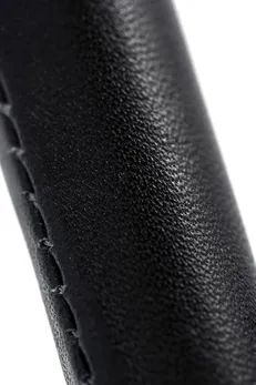 Odstojnik je mali za pričvršćivanje Pecado BDSM, sa prstenom, prirodnom kožom i drvetom, crnim