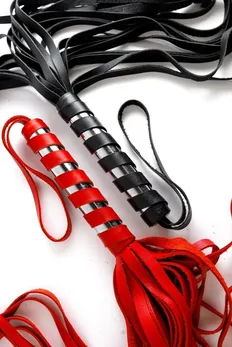 Pletenica od kože crvena sa uvijenom drškom - 60 cm.