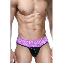 Tanga na čipkastom pojasu je ljubičasto-crna