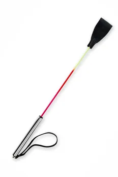 Stek je kratak sa obojenom šipkom i pravougaonim crnim vrhom