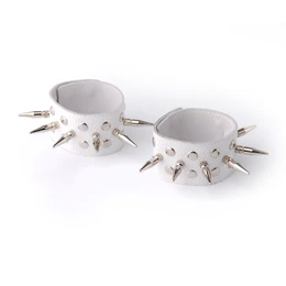 Napulsniki koženi beli sa šipcima i zakovicama 3058-3