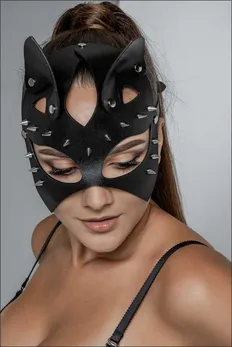 Maska mačkica sa oštrim ušima i šiljcima