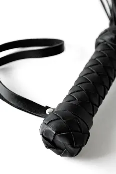 Crna pletenica sa pletenom drškom je teška - 50 cm.