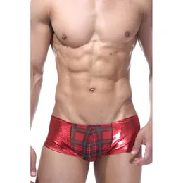 Crveni sjajni hipsi su muški