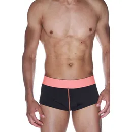 Hipsi su crni na pojasu breskve