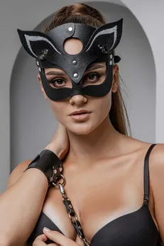 Maska mačka sa belim prskanjem na ušima