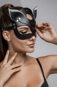 Maska mačka sa belim prskanjem na vrhovima ušiju