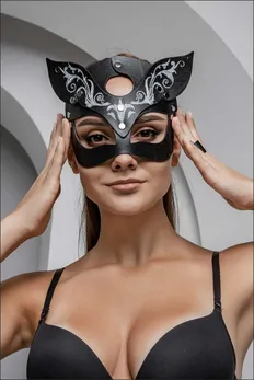 Maska mačka sa srebrnim figurnim prskanjem