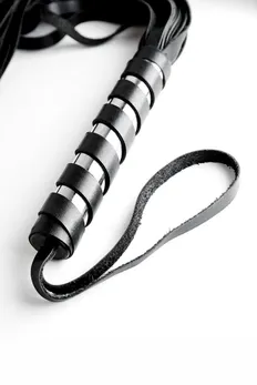 Pletenica od kože je crna sa uvijenom drškom - 60 cm.