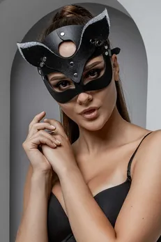 Maska mačka sa belim prskanjem na vrhovima ušiju