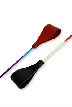 Stek je kratak sa obojenom šipkom i pravougaonim crnim vrhom