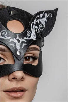 Maska mačka sa srebrnim figurnim prskanjem