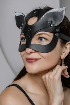 Maska mačka sa belim prskanjem na vrhovima ušiju