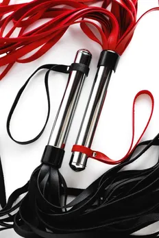 Pletenica od kože crvena sa drškom hrom - 58 cm.