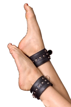 Okovi na noge su crni hrom