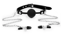 Geg sa kopčama na bradavicama je crn