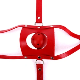 Geg sa kuglicom i fixacijom oko glave je crven