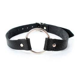 Geg sa prstenom od crne kože