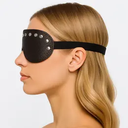 Maska od smeđe kože sa zakovicama