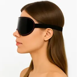 Maska od lakirane kože sa crvenom oblogom