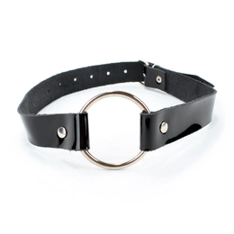 Geg sa prstenom od crne kože lak