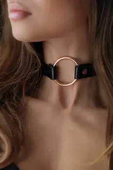 Rosy Gold podesivi crni čoker sa elegantnim metalnim prstenom