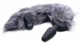 XR Brands Tailz vibrirajući analni čep sa lisičjim repom silikonski na daljinsko upravljanje crni