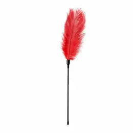 EasyToys crveni pernati senzualni tickler - elegantan dodatak za dodir