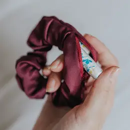 Secret Pocket Scrunchie Ljubičasta od Secret Hair - Skriveni rajsferšlus pretinac