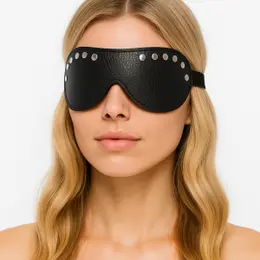 Maska od crne kože sa zakovicama