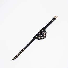 Choker sa zakovicama i zlatnim hardverom