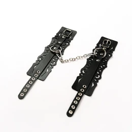 Okovi od crne kože sa uzorcima