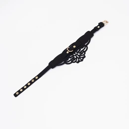 Choker figuriran sa uzorcima i zlatnim hardverom