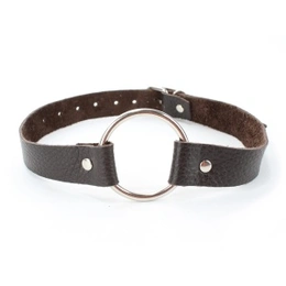 Geg sa prstenom od tamne čokoladne kože