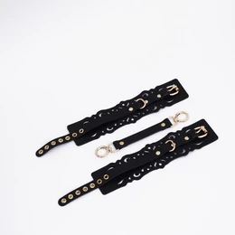 Okovi od crne kože sa uzorcima i zlatnim okovima