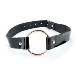 Geg sa prstenom od crne kože lak