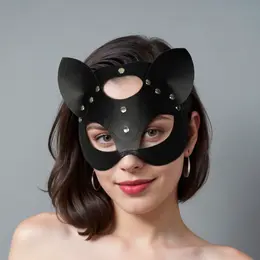 Maska mačke je crna