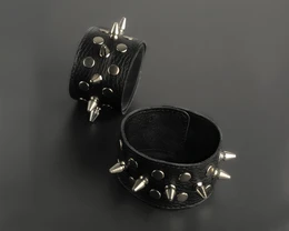 Napulsniki sa šiljcima na dugmadima kože