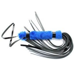 Flogger od kože lak sa plavim krznom