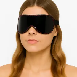 Maska od lakirane kože sa crvenom oblogom