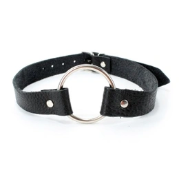 Geg sa prstenom od crne kože